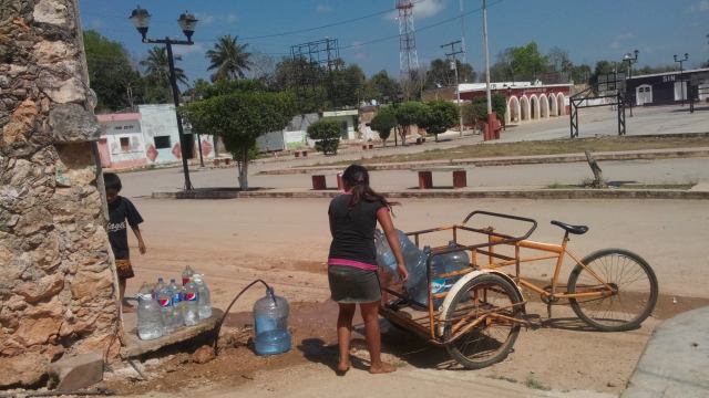 Gente de las colonias populares del municipio de Tahdziú, se enfrentan a los problemas por la falta de agua