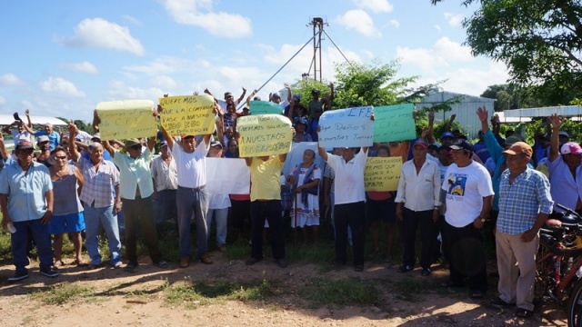 Campesinos del ejido de José María Morelos, Quintana Roo, bloquean la carretera federal y demandan su pago por el seguro y siniestro agrícola